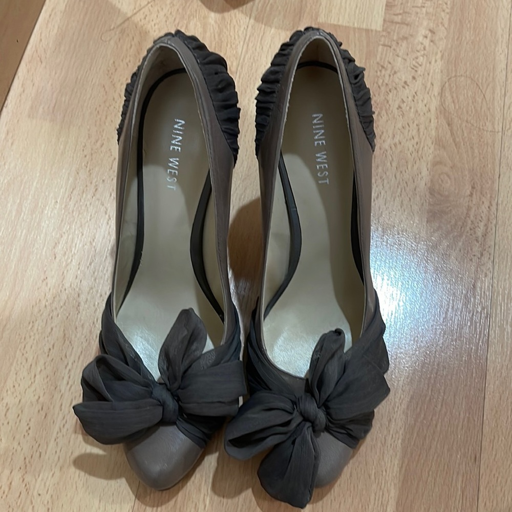 Ninewest olive taupe pumps size 8 brand new never worn